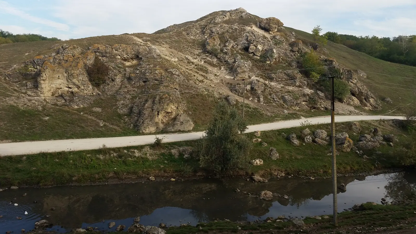 The fossil reef wall at Butesti, above the river Camenca