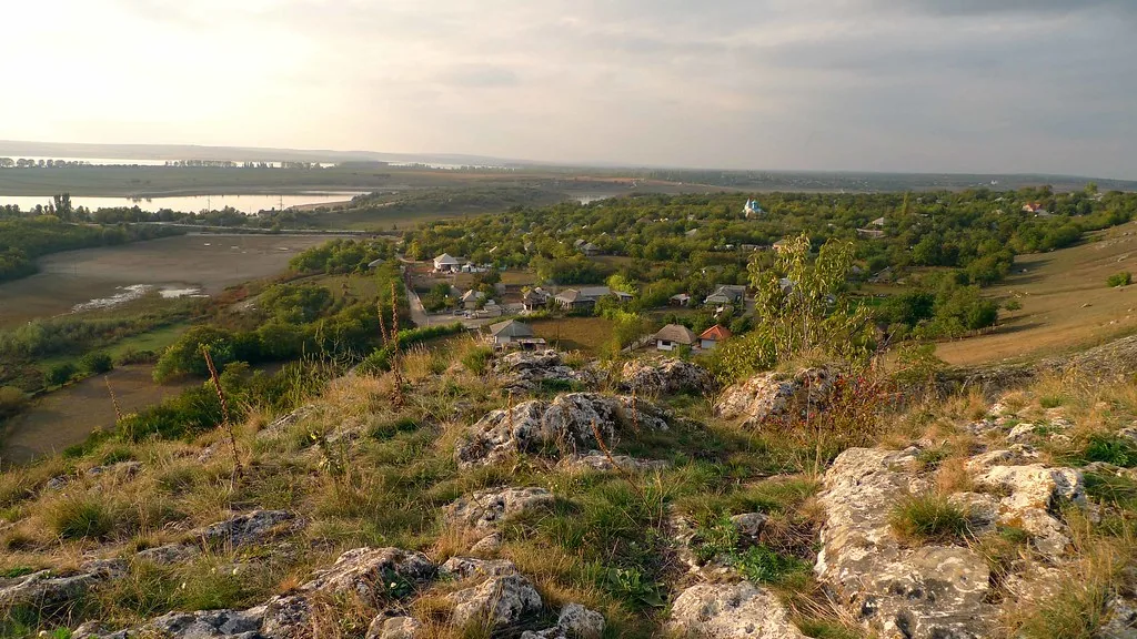 Vederea satului Duruitoarea Veche de pe toltre, cu lacul în depărtare
