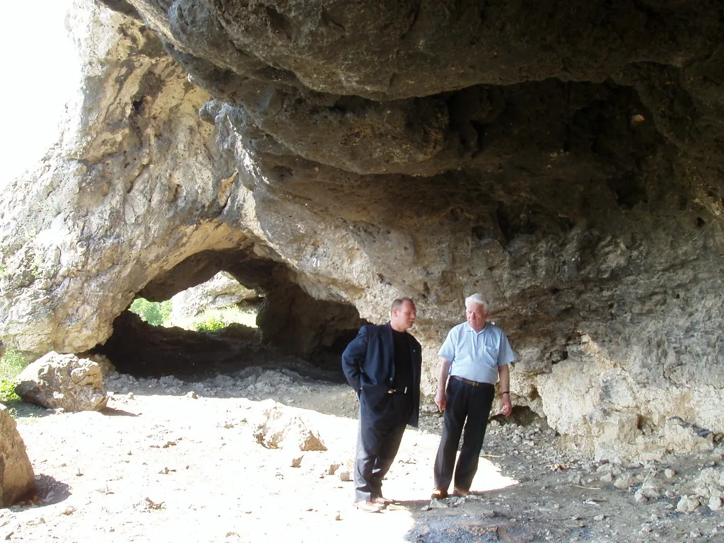 Arheologul Nicolae Chetraru și geologul Valeriu Țarigradschi în interiorul grotei, în 2004