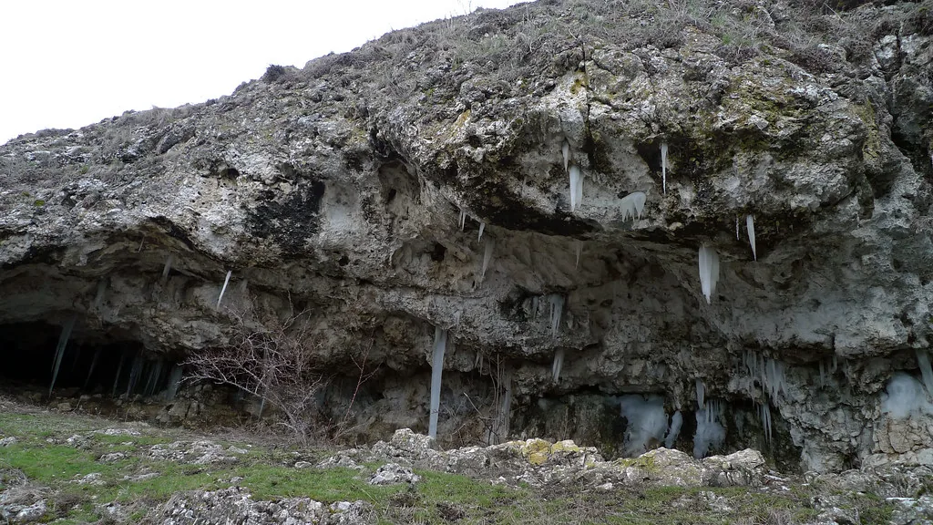 Peretele de calcar al defileului iarna, cu țurțuri de gheață