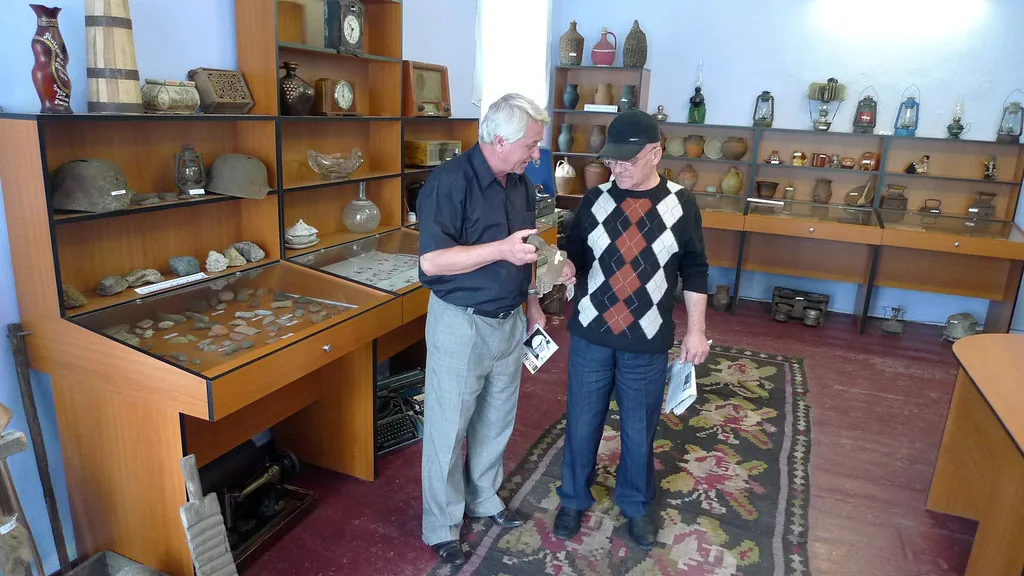 Vitrine cu exponate în muzeul din Duruitoarea Veche