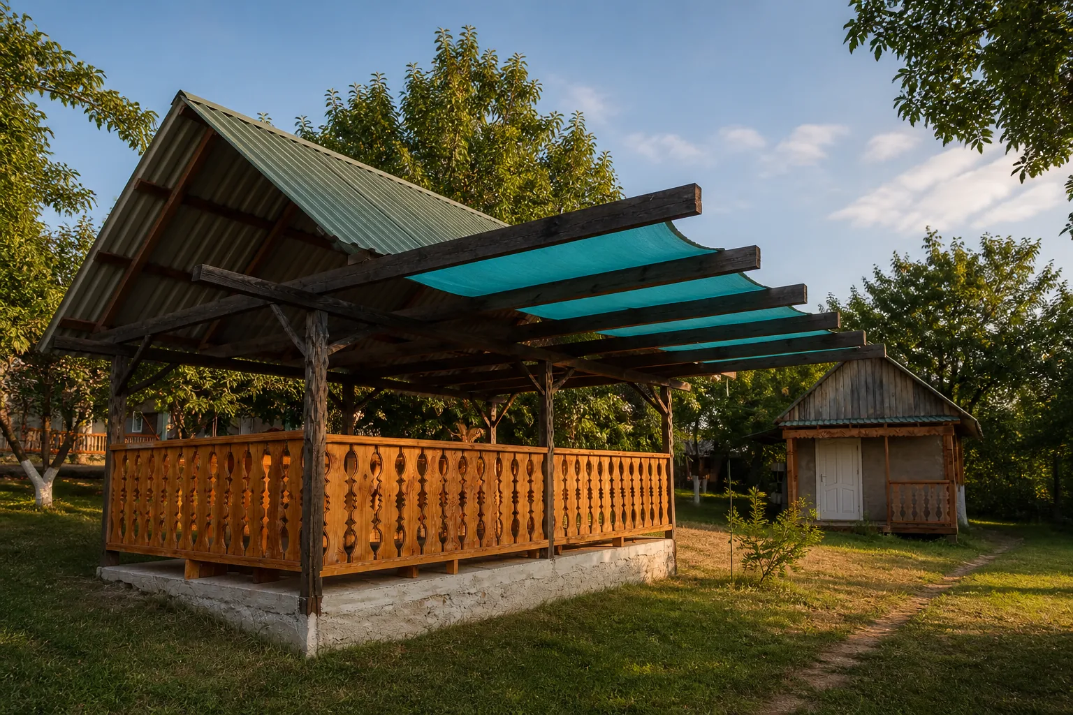 Foișor de lemn cu balustradă sculptată, în curtea pensiunii
