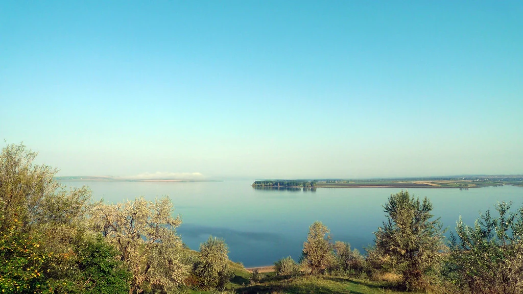 Lacul Costești-Stânca văzut din apropierea satului